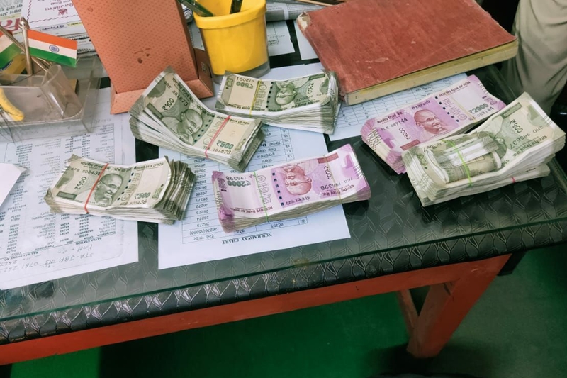 SATNA : युवक के बैग ने उगला 55 लाख का सोना और नकदी SATNA : युवक के बैग ने उगला 55 लाख का सोना और नकदी